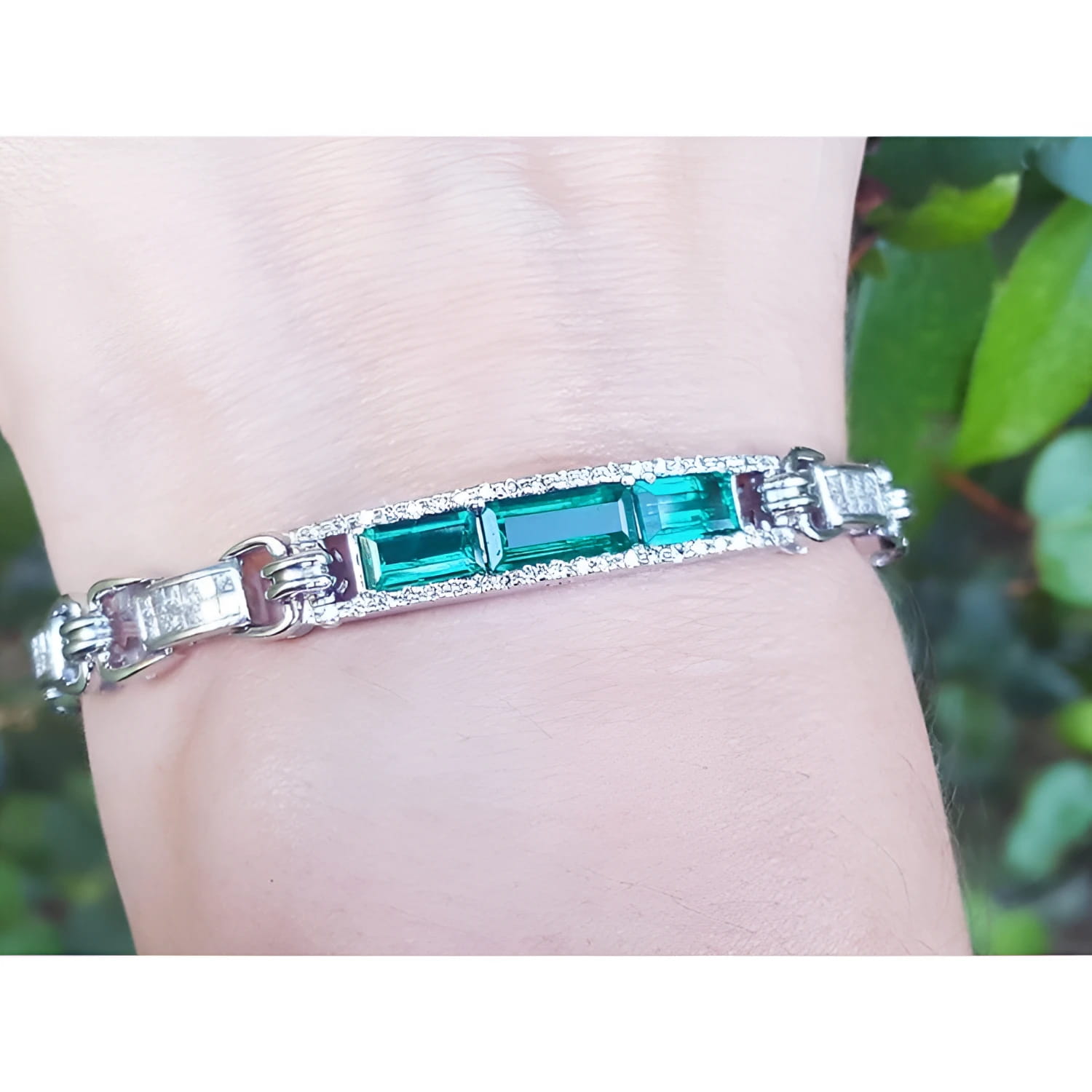 Bracelet showcasing a distinctive and exclusive design that highlights the intense green brilliance of these exceptional gemstones.