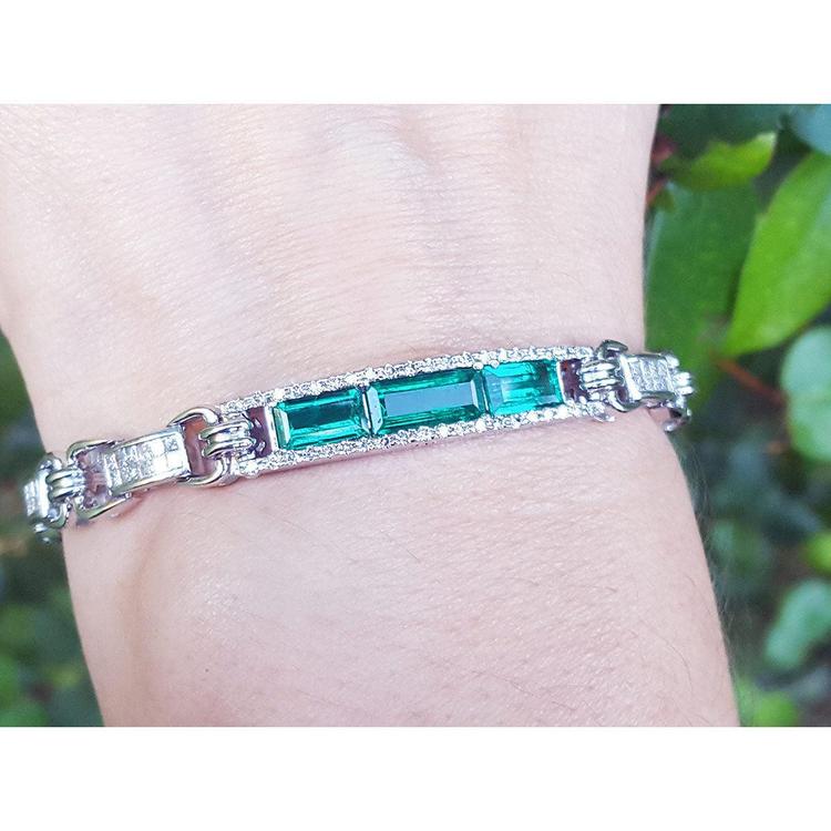 Bracelet showcasing a distinctive and exclusive design that highlights the intense green brilliance of these exceptional gemstones.