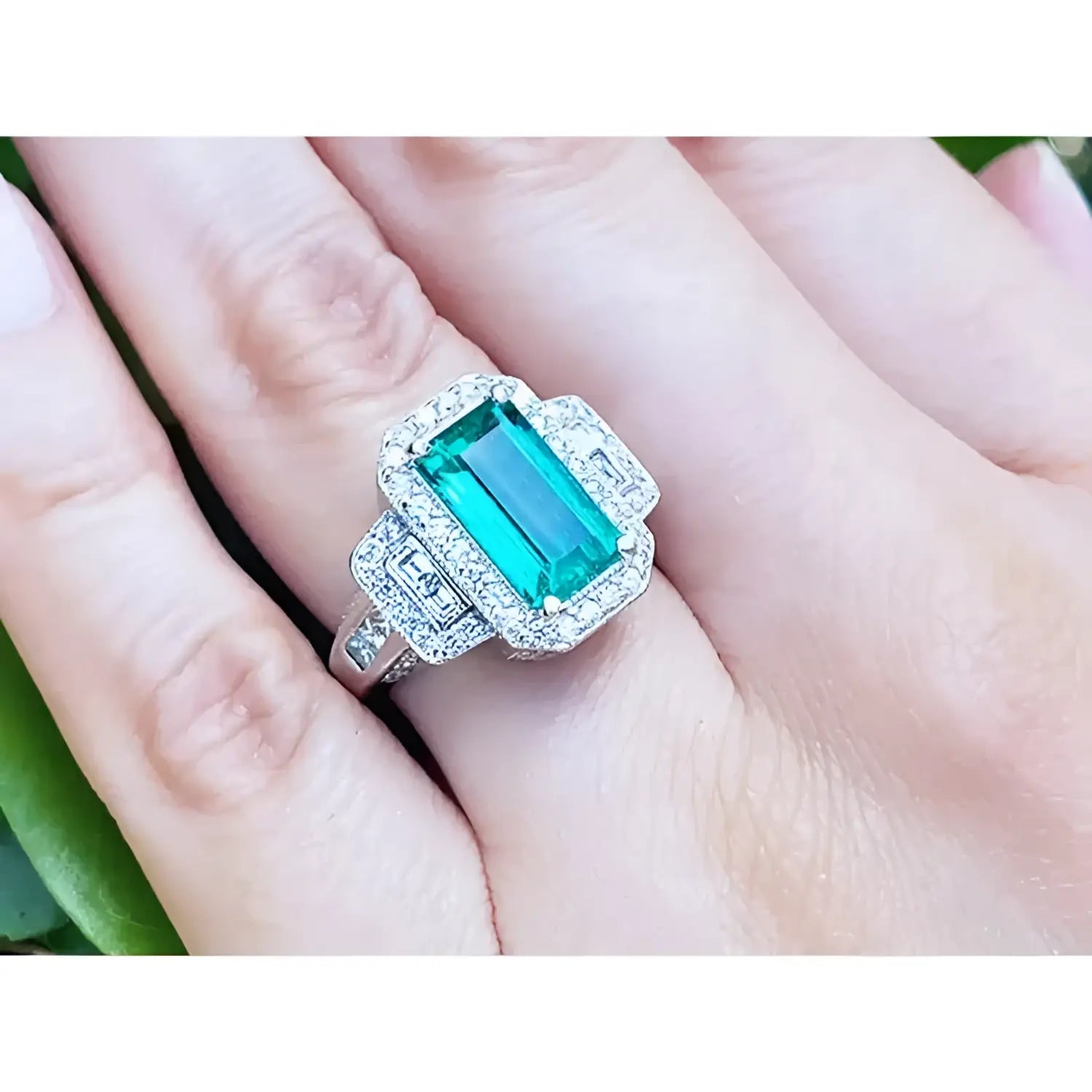 Anillo de compromiso de oro 18k con esmeralda colombiana rectangular de 2.99 ct y diamantes.