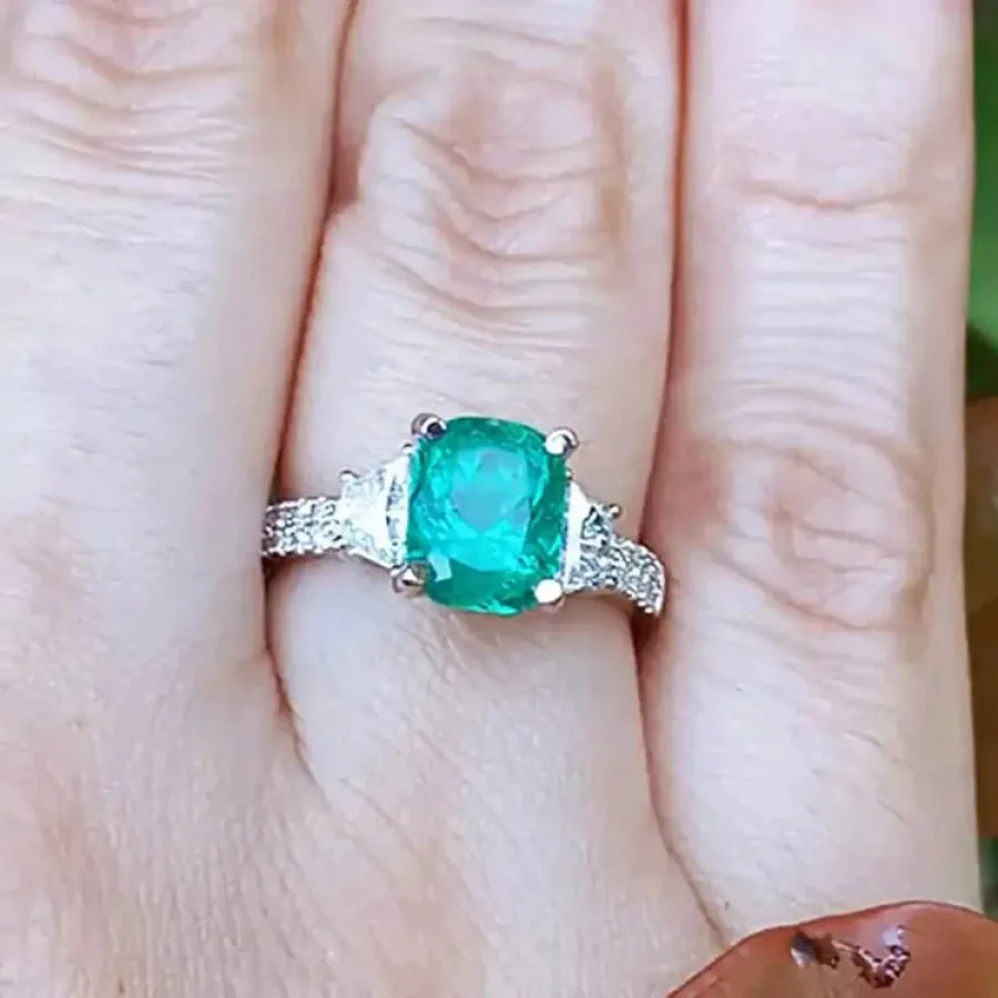 Esmeralda Colombiana y diamantes trapezoides laterales en anillo para mujer.