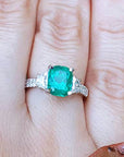 Esmeralda Colombiana y diamantes trapezoides laterales en anillo para mujer.