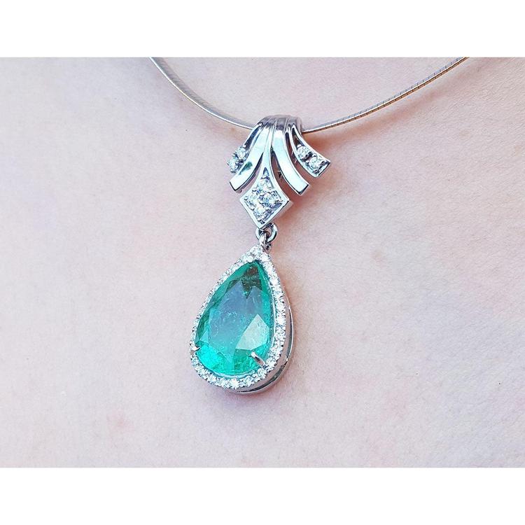 Women's emerald enhancer necklace pear cut emerald 6.01 carats encircle by a halo of natural diamonds