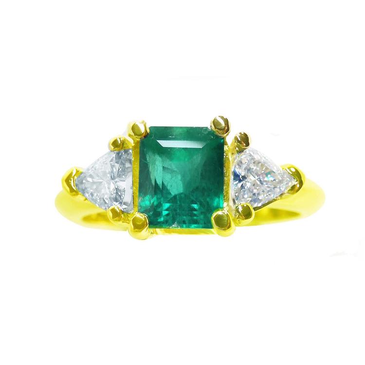 A natural colombian emerald square cut and side trillion cut diamonds, in 18k yellow gold, for ladies.