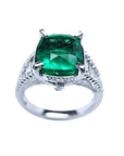 Anillo en oro blanco con esmeralda colombiana certificada posición frontal alta