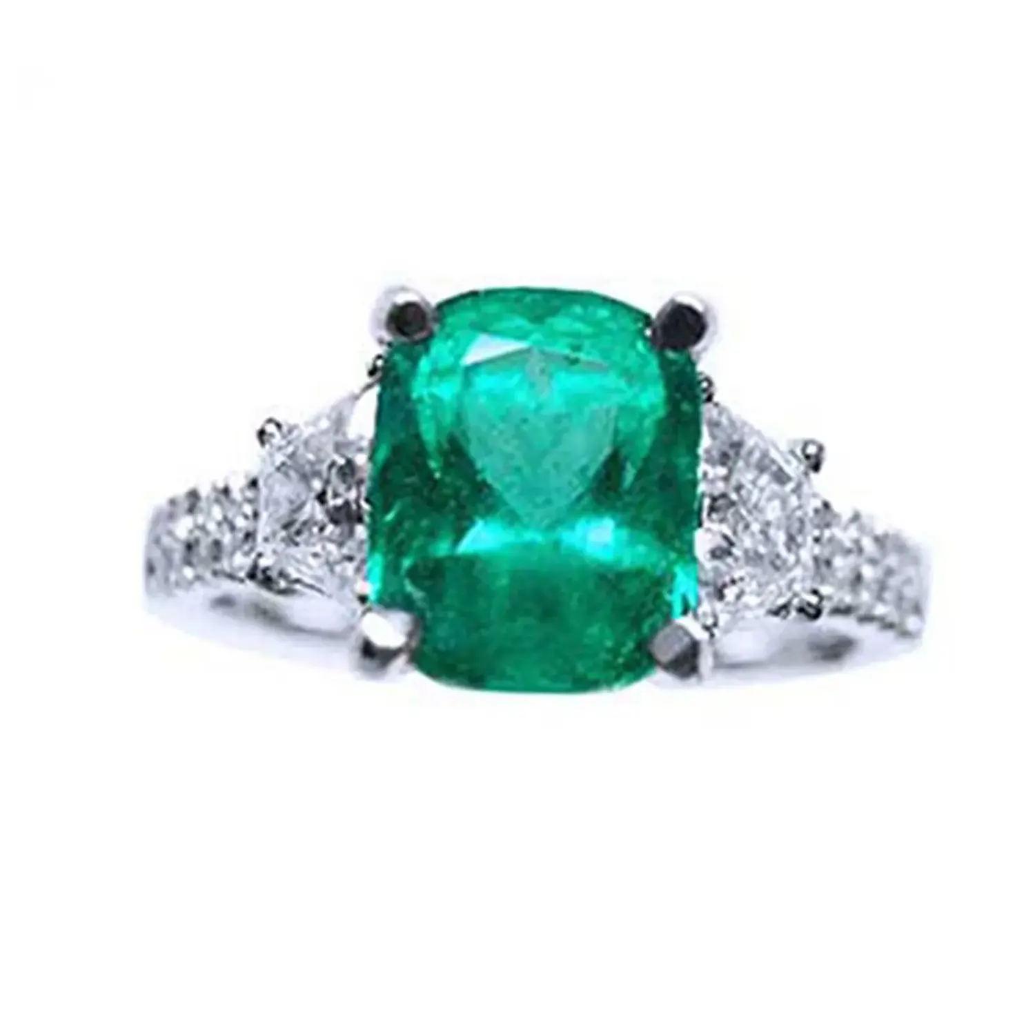 Vista frontal de un anillo de compromiso con esmeralda corte cojín y diamantes naturales.