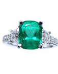 Vista frontal de un anillo de compromiso con esmeralda corte cojín y diamantes naturales.
