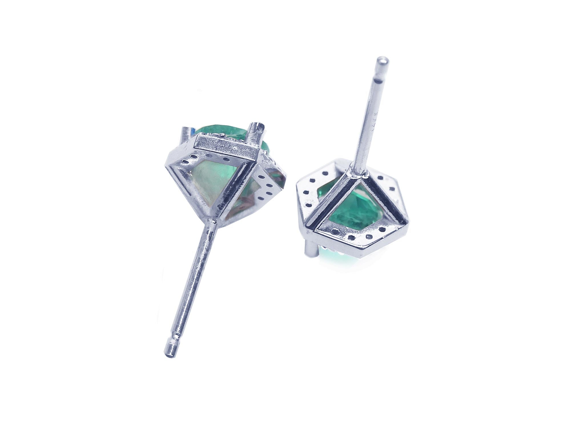Colombian emerald stud earrings, white gold underside view, push backs system.
