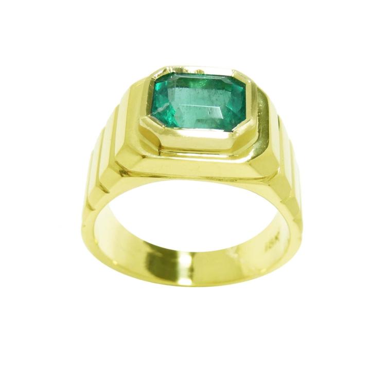 A GIA certified F1 colombian emerald Muzo mines in a men's ring crafted in 18k yellow gold