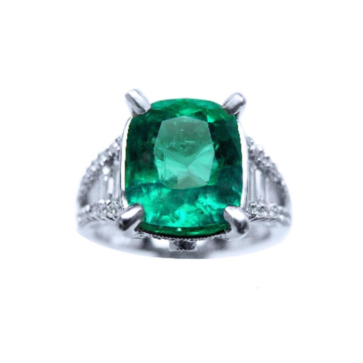 A women's emerald ring GIA certified F1, crafted in white gold and side diamonds, topside and shoulders are visibles.