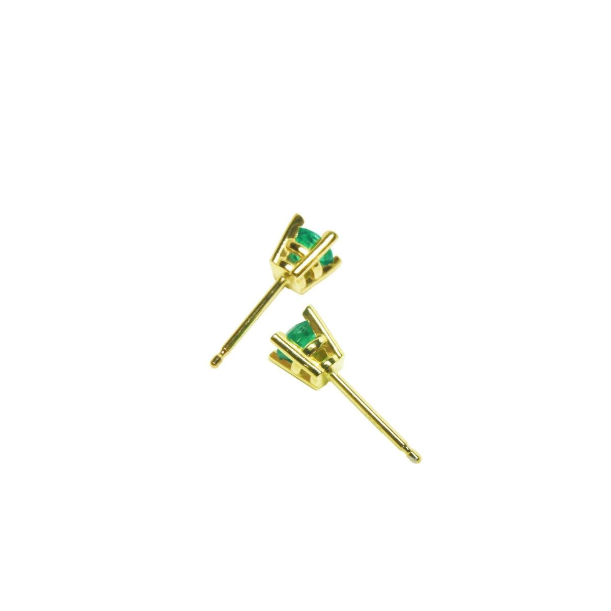 Girls' natural emerald stud earrings round cut yellow gold, lateral position