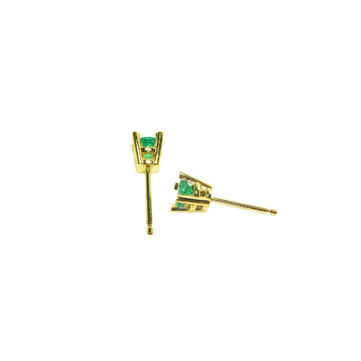 Girls' natural emerald stud earrings round cut yellow gold, side position to show strong settings