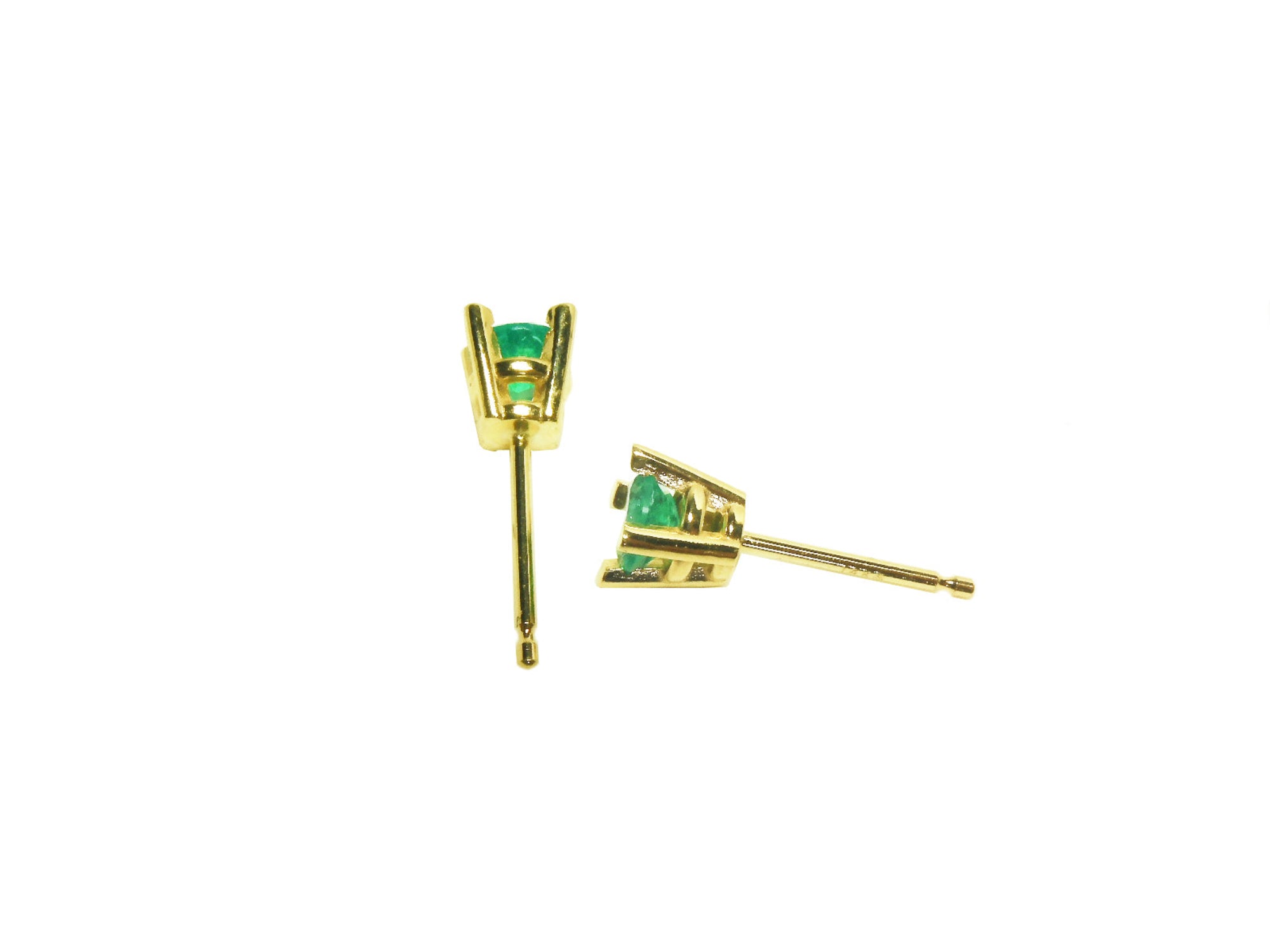 Girls' natural emerald stud earrings round cut yellow gold, side position to show strong settings
