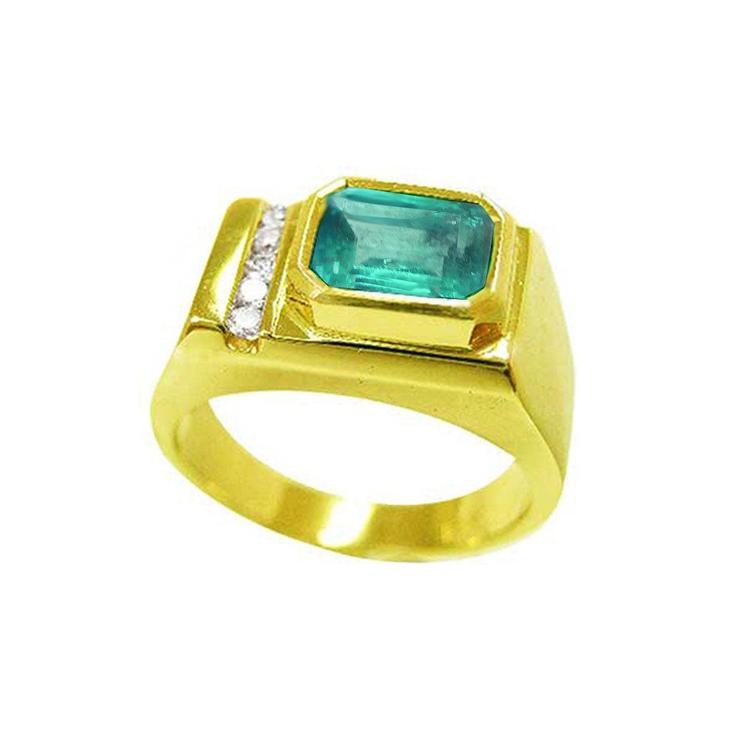 Gold ring for men with a natural colombian emerald and small diamonds on a perspective top and lateral view.
