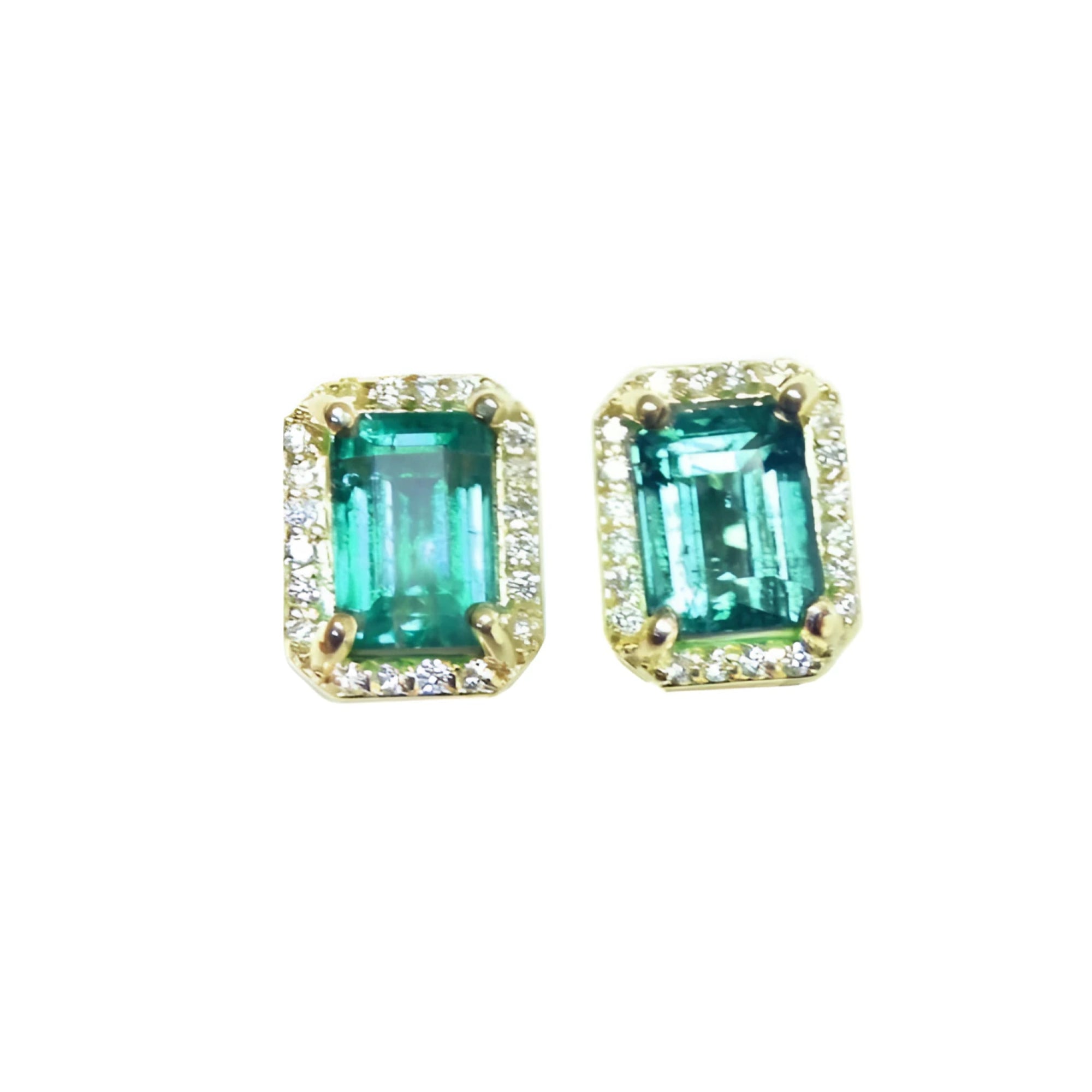 Pair of rectangular emerald stud earrings, in a halo diamond made of yellow gold.