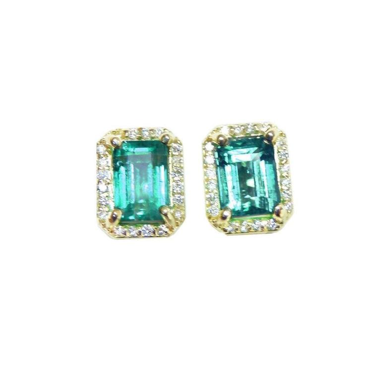 Pair of rectangular emerald stud earrings, in a halo diamond made of yellow gold.