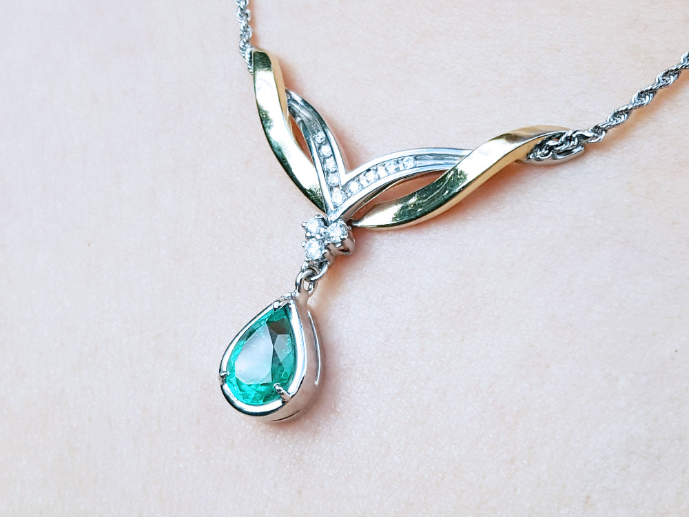 May&#39;s birthstone necklace for women emerald 1.88 carats pear cut natural from the Muzo mines in 14k white and yellow gold