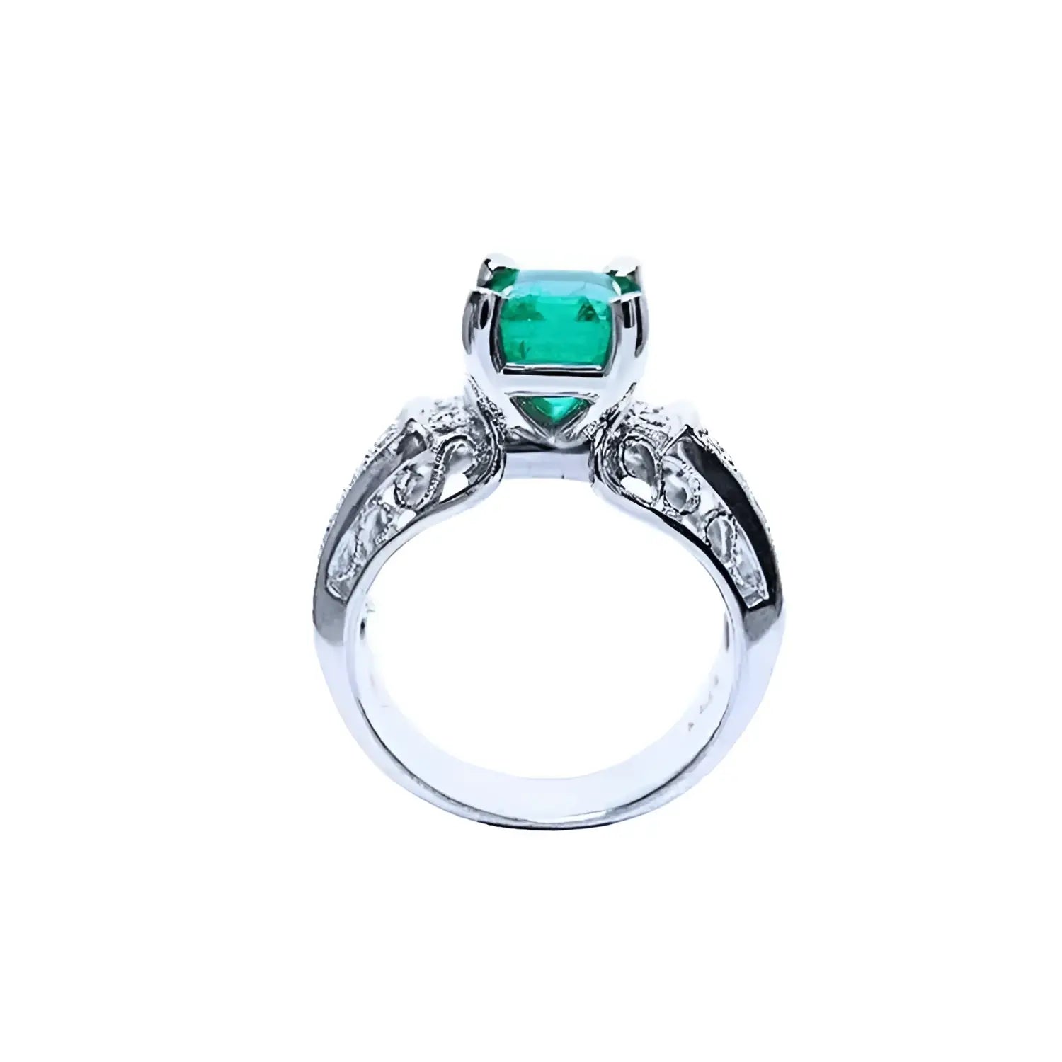 Anillo de mujer en oro blanco de 18K con esmeralda colombiana verde profundo y diamantes, estilo antiguo.