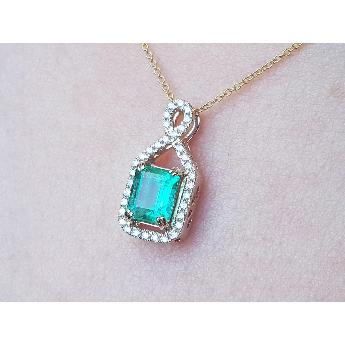 Lady&#39;s emerald jewelry necklace square emerald-cut, halo diamond 14k yellow gold