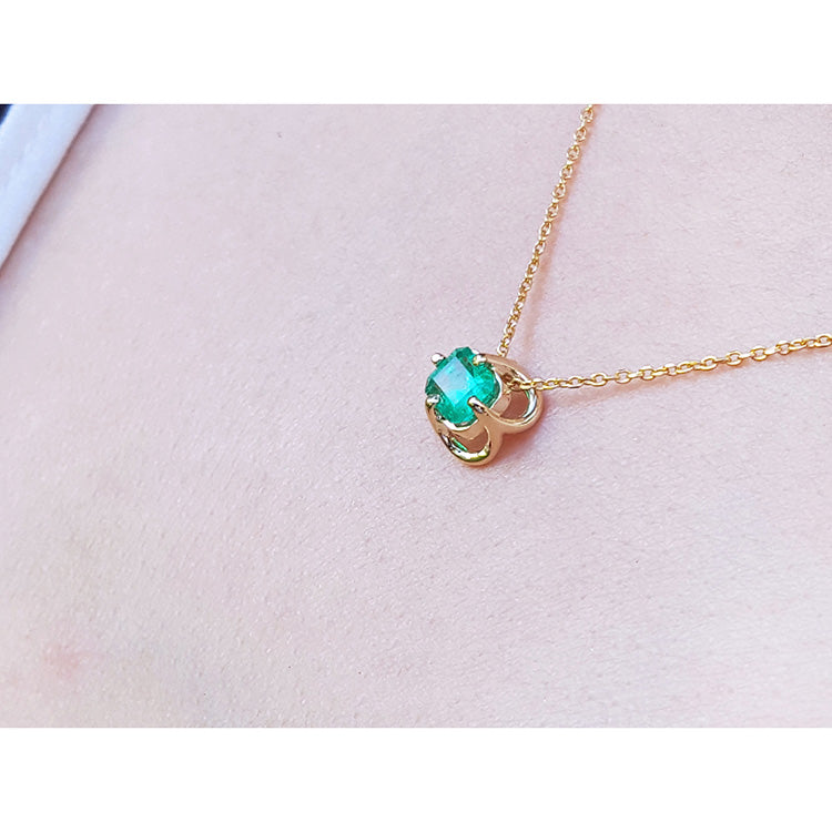 Bridal&#39;s emerald solitaire necklace tulip design square emeral-cut from Muzo Colombian mines prong set in 14k yellow gold