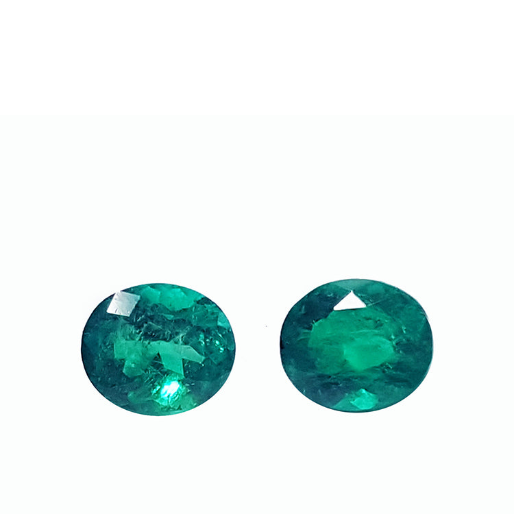 We offer a matching pair of loose Colombian emeralds, exclusively sourced from the renowned Muzo mines.