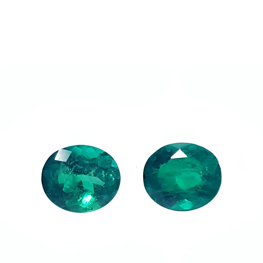 We offer a matching pair of loose Colombian emeralds, exclusively sourced from the renowned Muzo mines.