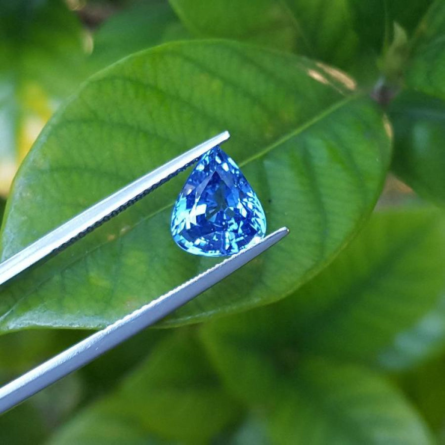Blue teardrop-shaped blue sapphire gemstone exquisite blue-earcorn sparkling even color, perfect for a fine collection jewelry.