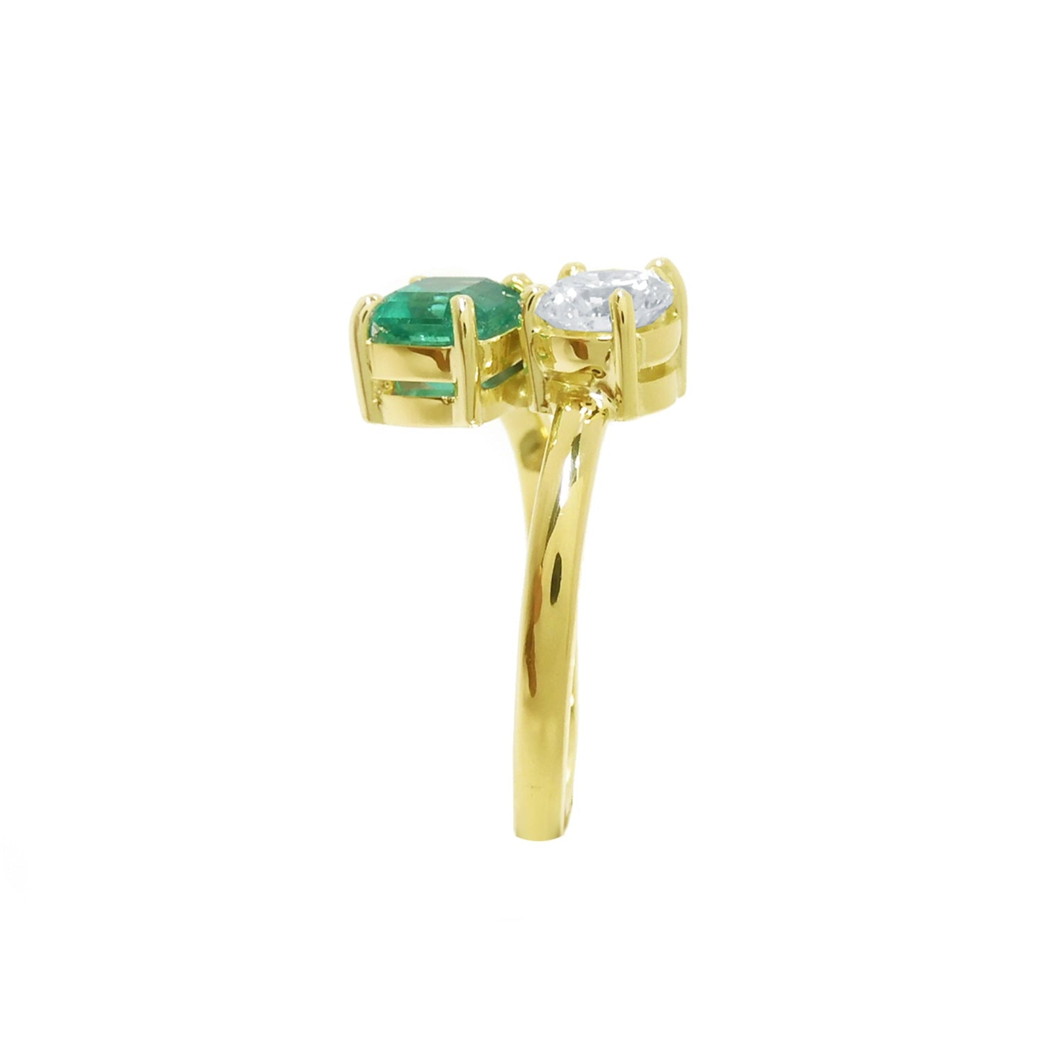 This high-quality exquisite GIA Certified Toi et Moi Emerald and Diamond Ring is made of 18k Gold