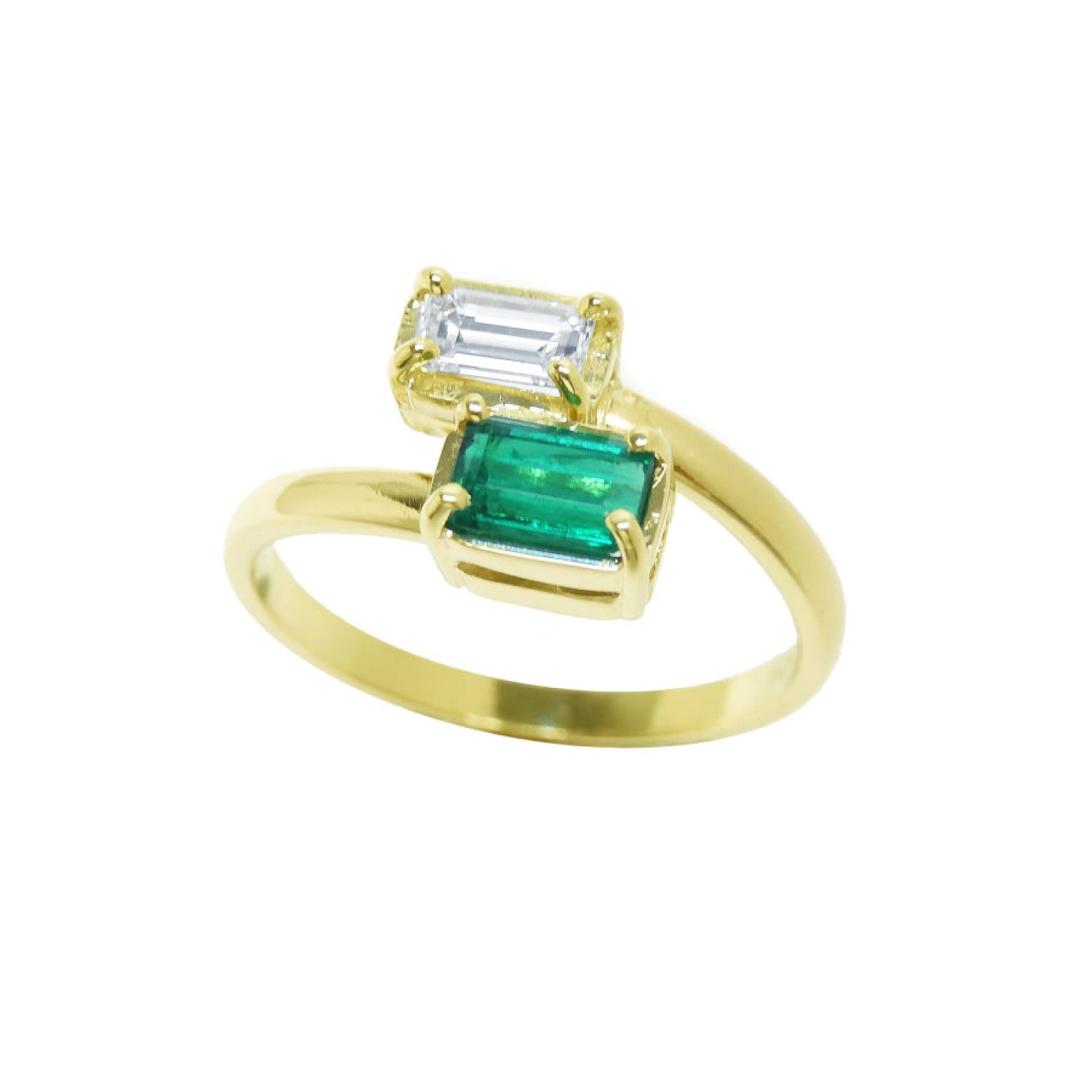A 18k yellow gold ring featuring a toi et moi double emerald-cut gemstone setting with ar baguette natural diamond.
