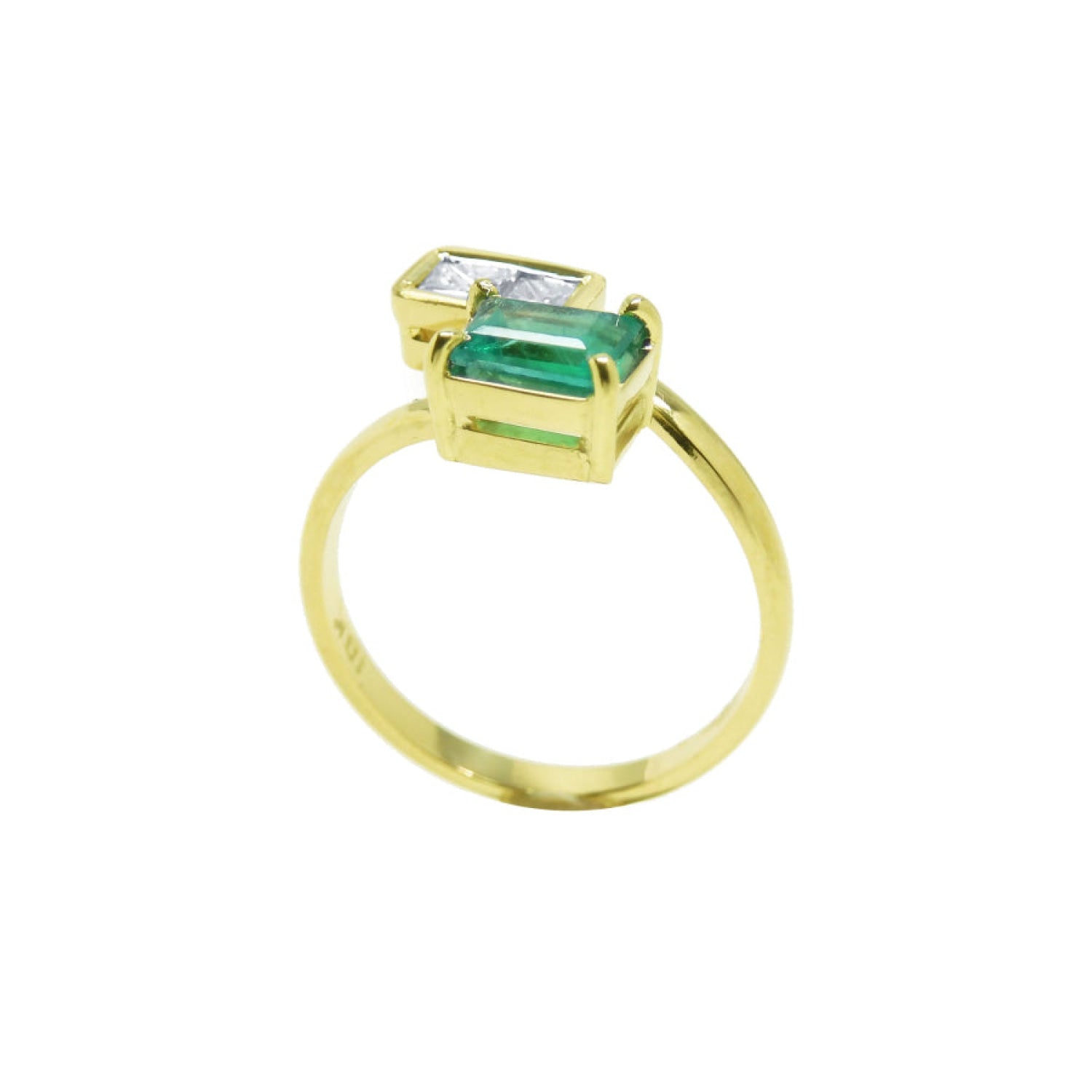 A you and me natural colombian emerald and princess cut diamonds engagement ring made of 18k yellow gold.