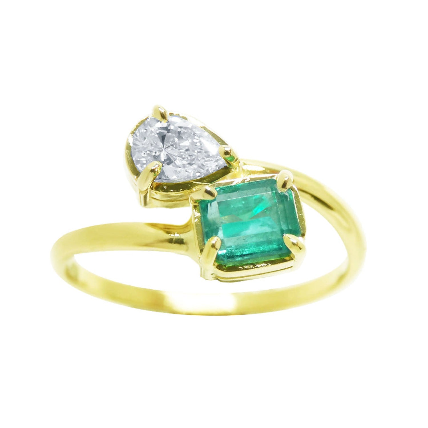 A stunning You and Me Muzo emerald ring for women, paired with a natural pear-cut diamond, made of 18k yellow gold.