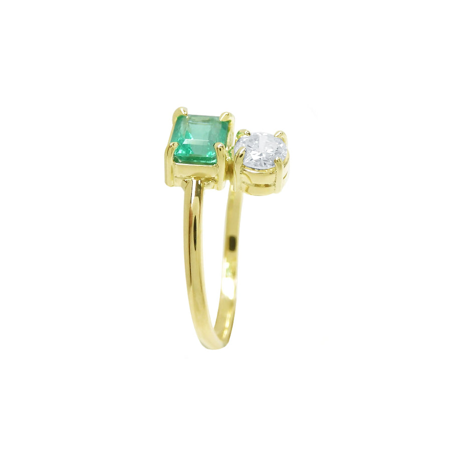A yellow gold ring a square-cut natural emerald gemstone and a round-cut diamond, set in 18k.