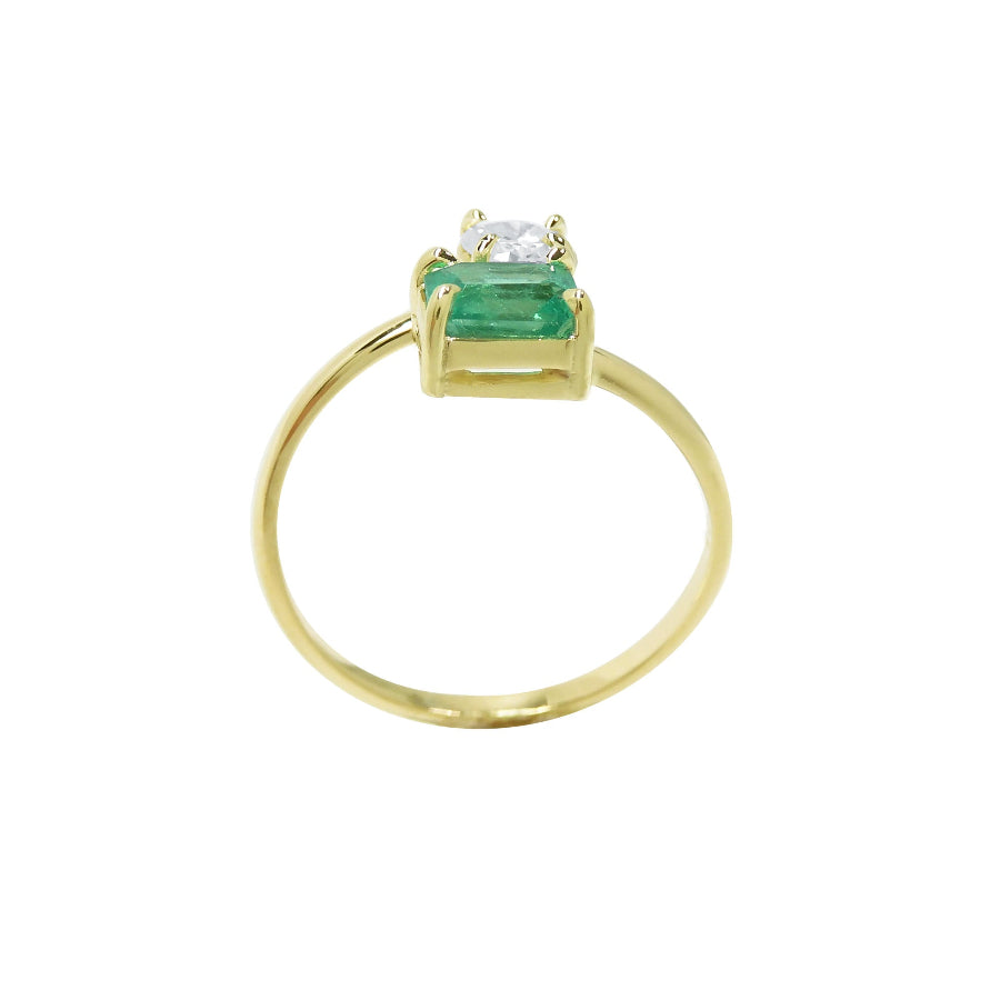 Two stone toi et moi design emerald and diamond ring made of 18k yellow gold.