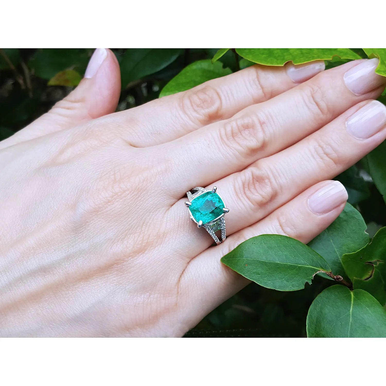 Anillo con esmeralda como regalo de dia de madres, en mano de mujer.