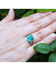 Anillo con esmeralda como regalo de dia de madres, en mano de mujer.