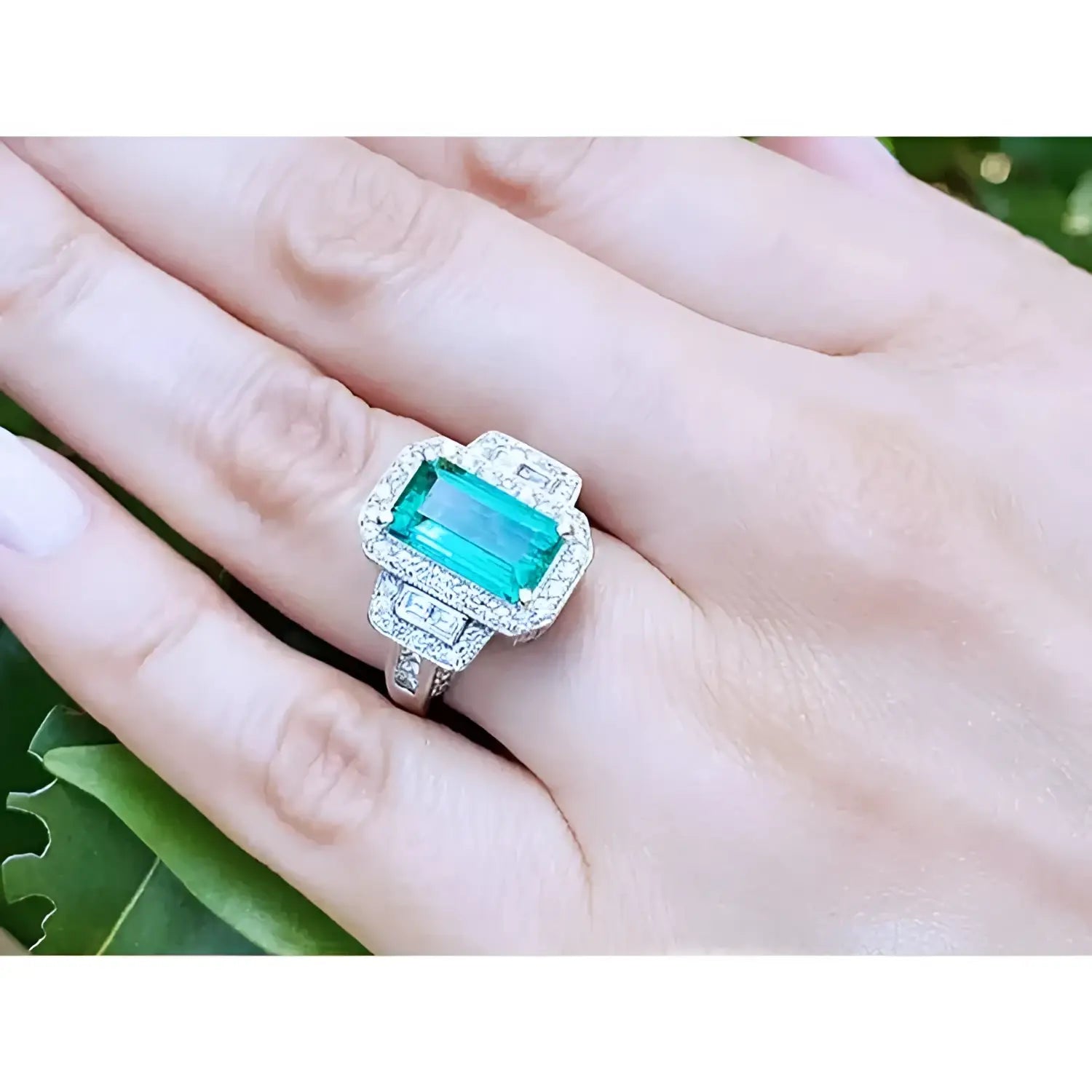 Anillo de compromiso de oro 18k con esmeralda colombiana rectangular de 2.99 ct y diamantes.