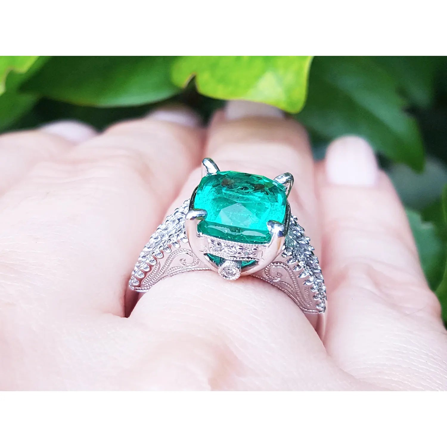 Anillo con esmeralda y diamantes naturales para dama, mostrando lo alto que queda en el dedo.