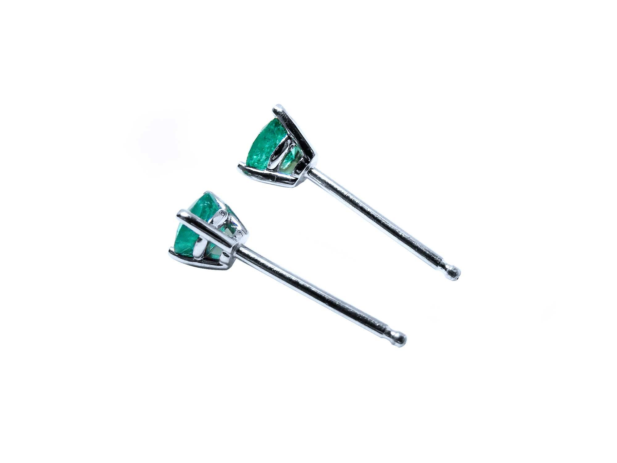 14k white gold emerald stud earrings martini style, side view profile.