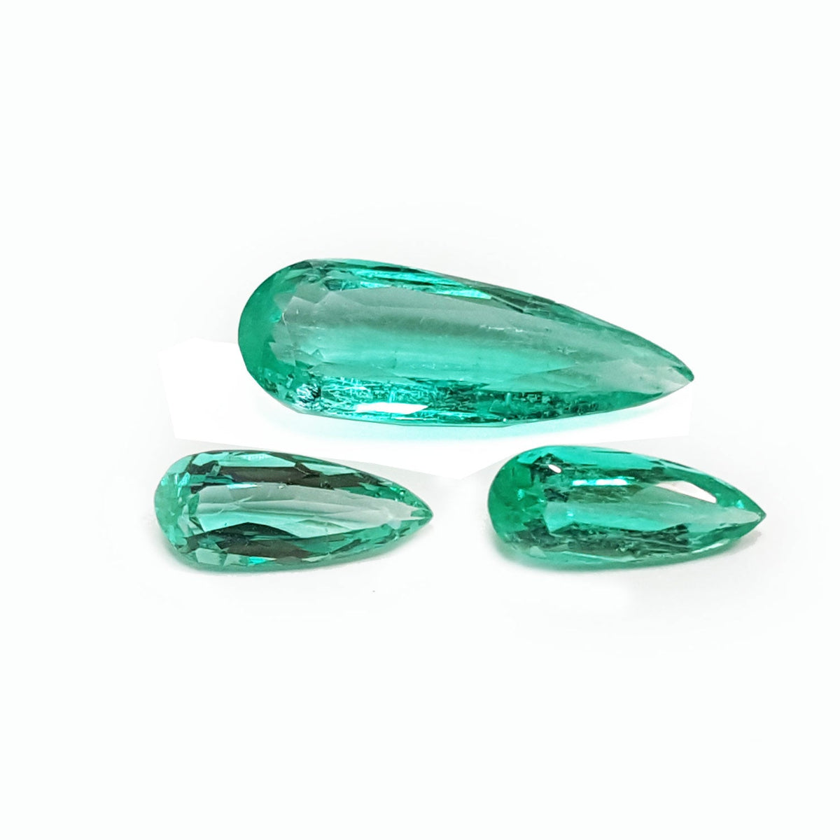 Loose emeralds pear shaped match Set, 4.32 ct. front left side tables and crowns visibles