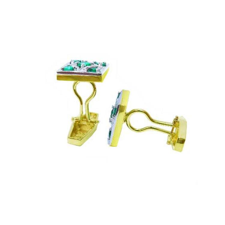 These pair of yellow gold emerald cufflinks are displaying the side profile view.