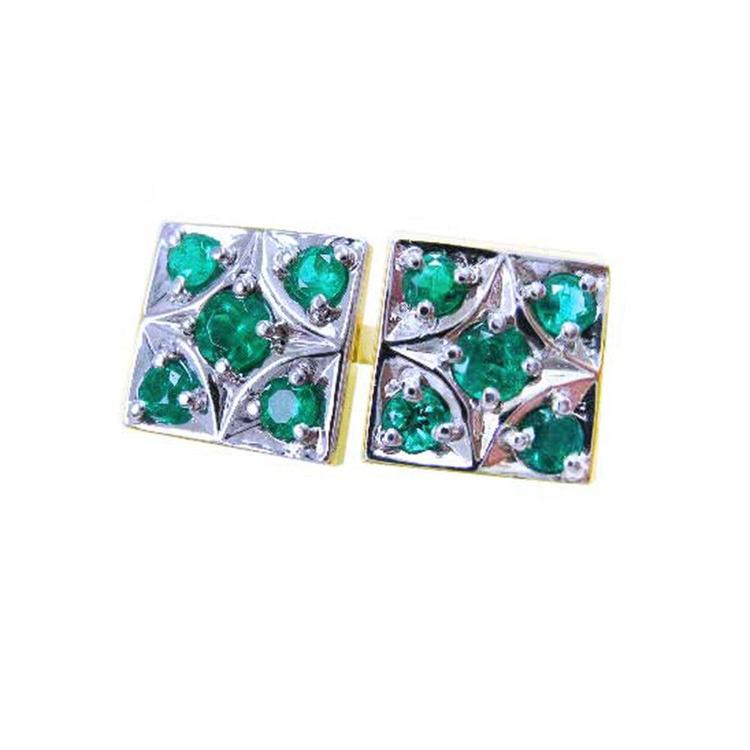 A pair of cufflinks with natural colombian emeralds rund cut displaying the topside view in white gold.