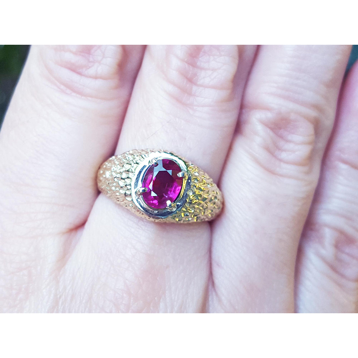 Men&#39;s Natural Ruby Ring 2.02 Carats Unisex-Solitaire Burma Oval cut 18K