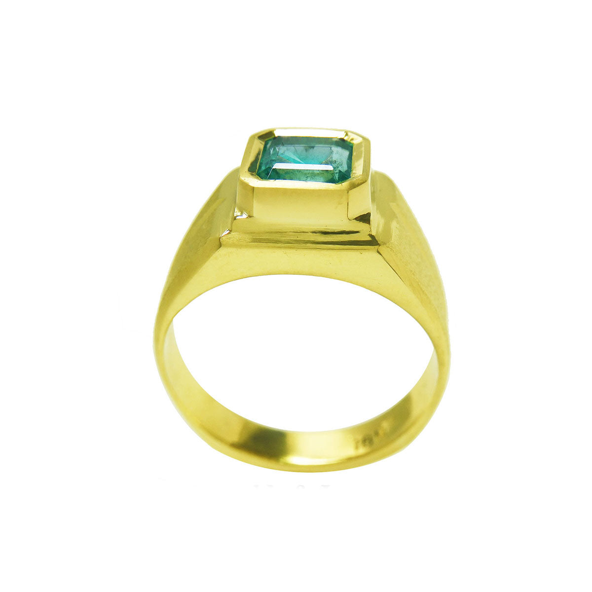 The lateral profile view of a yellow gold mens emerald pinky ring.