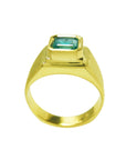 The lateral profile view of a yellow gold mens emerald pinky ring.