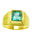 A men's emerald pinky ring in yellow gold displaying its top and side profile.