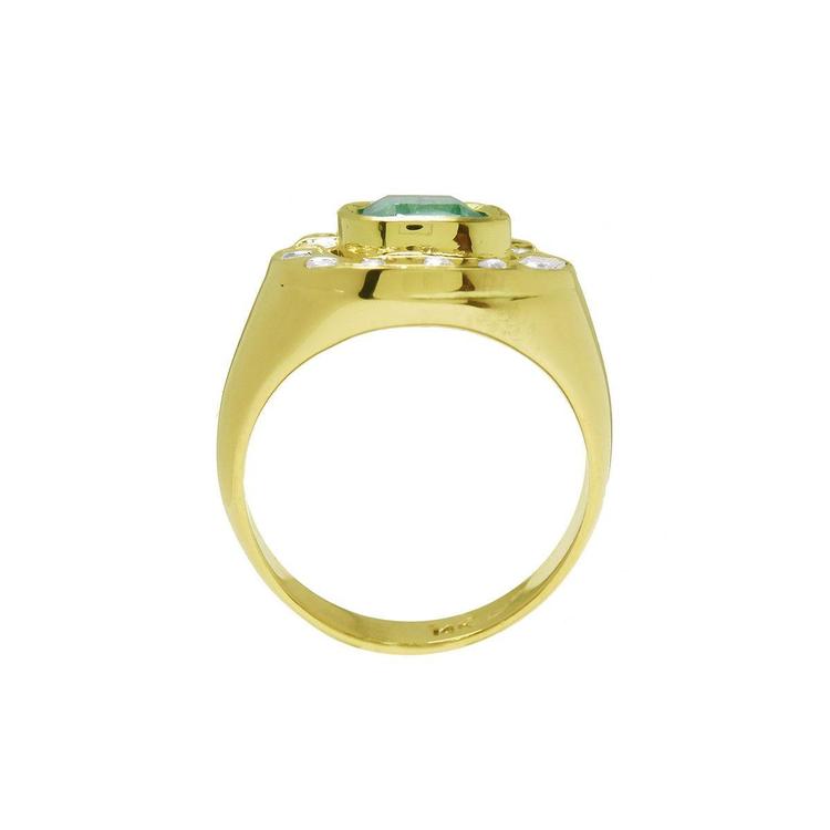 The lateral profile view of a horseshoe men's emerald ring, top setting and band design visibles.