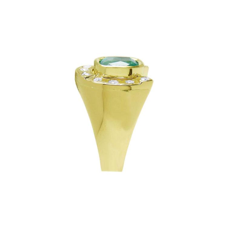 Side profile view of this men's horseshoe emerald ring in yellow gold.