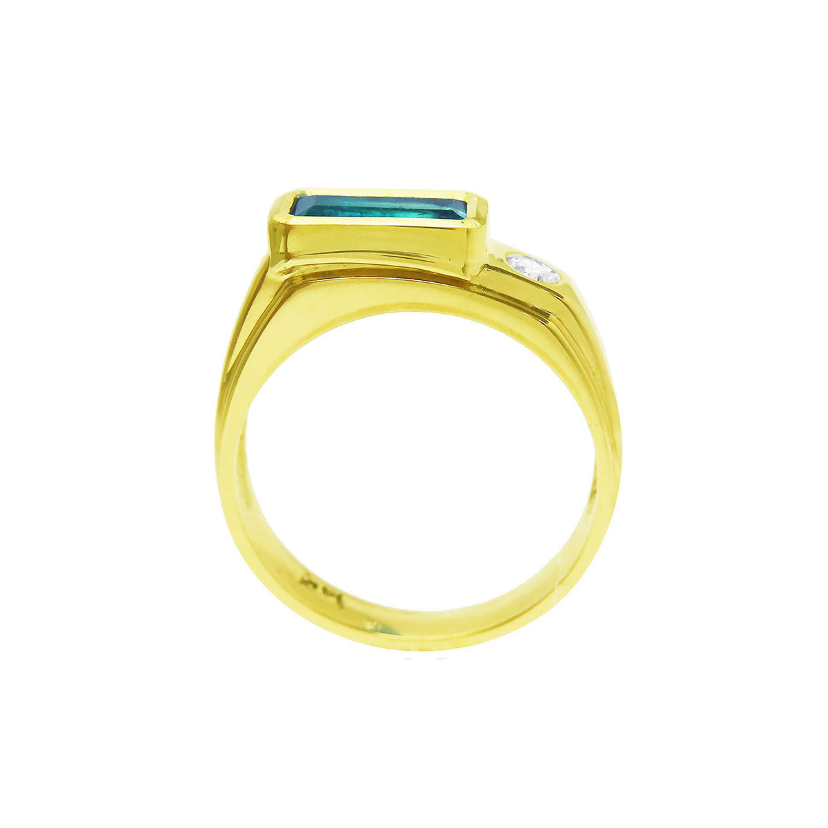 The lateral view of this men&#39;s natura emerald ring in yellow gold, top setting and band side are visibles.