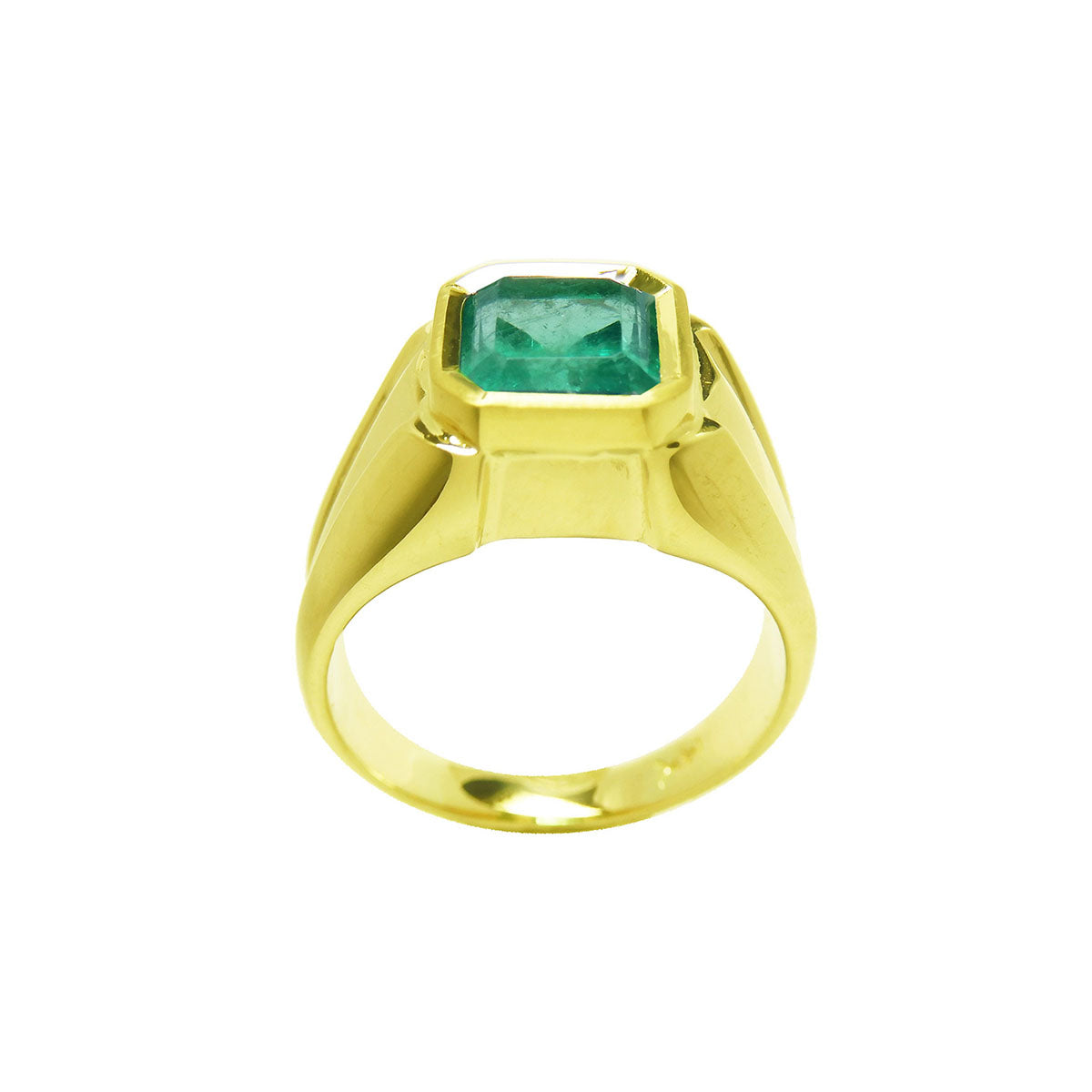 A yellow gold mens emerald solitaire ring bezel set displaying its lateral perspective.