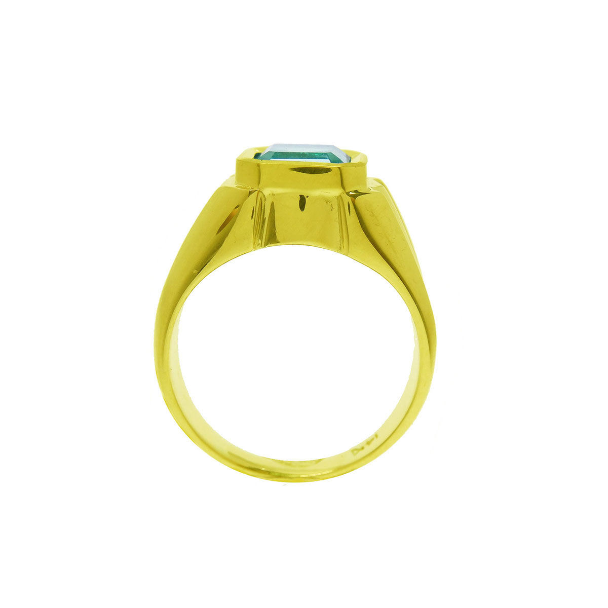 gold men&#39;s emerald ring on a lateral position, top setting and side band visibles.