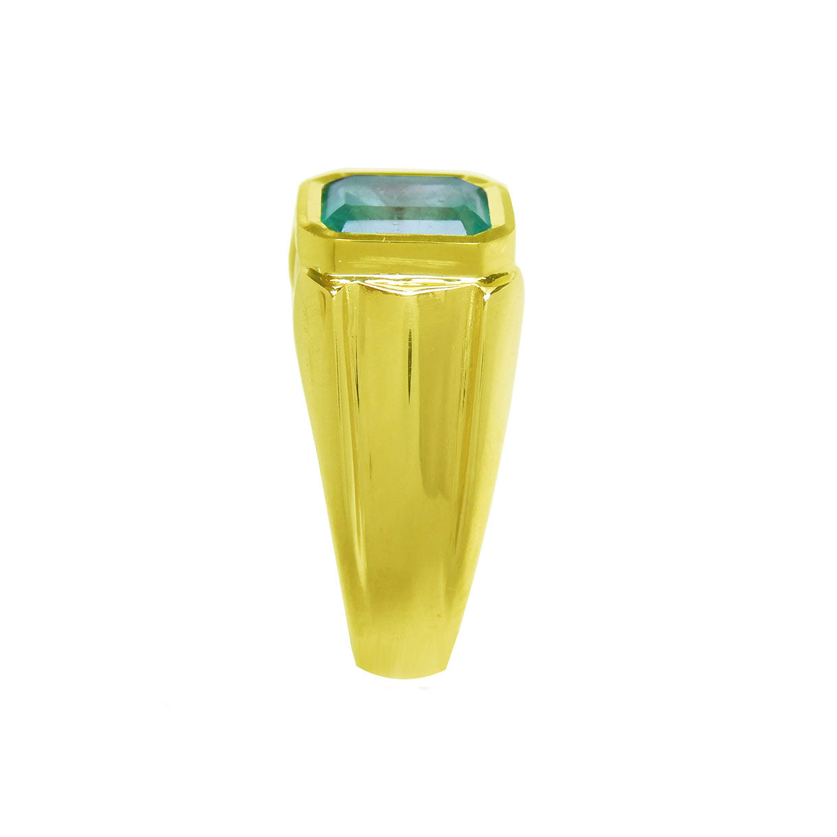 The side position of this men&#39;s emerald ring displays the top bezel setting and band design.